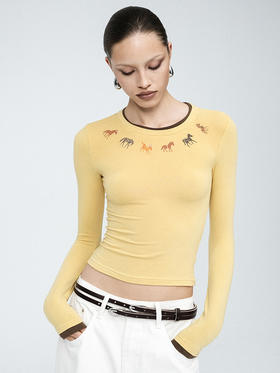 TR她热 小彩驹 姜黄色撞色手绘小马印花复古修身打底衫上衣