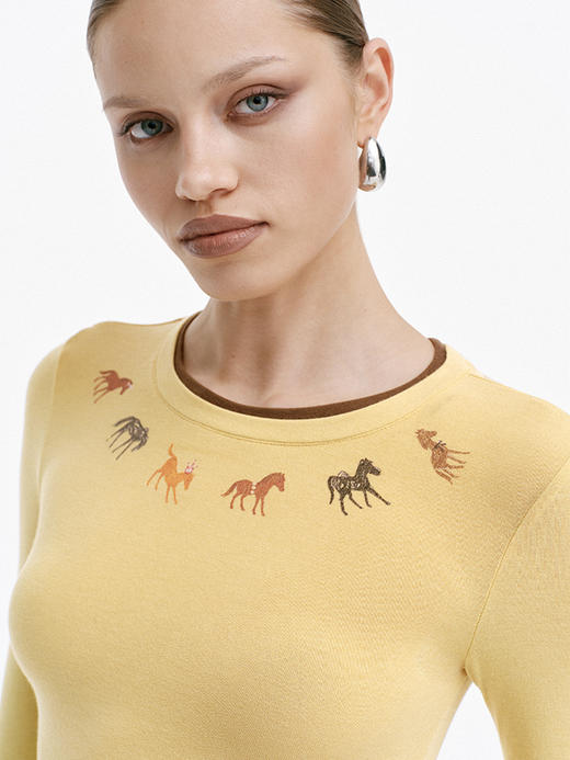 TR她热 小彩驹 姜黄色撞色手绘小马印花复古修身打底衫上衣 商品图2