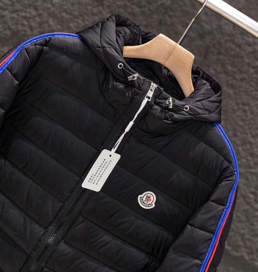 F010764轻薄系列小标刺绣红蓝织带连帽羽绒服 商品图7