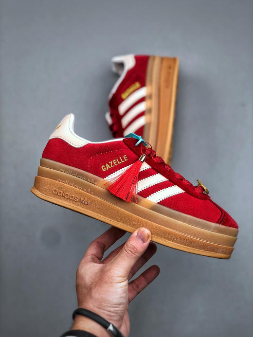 点此购买 阿迪originals GAZELLE CNY中国红新年款马年限定厚底松糕德训鞋 98 339201 商品图3