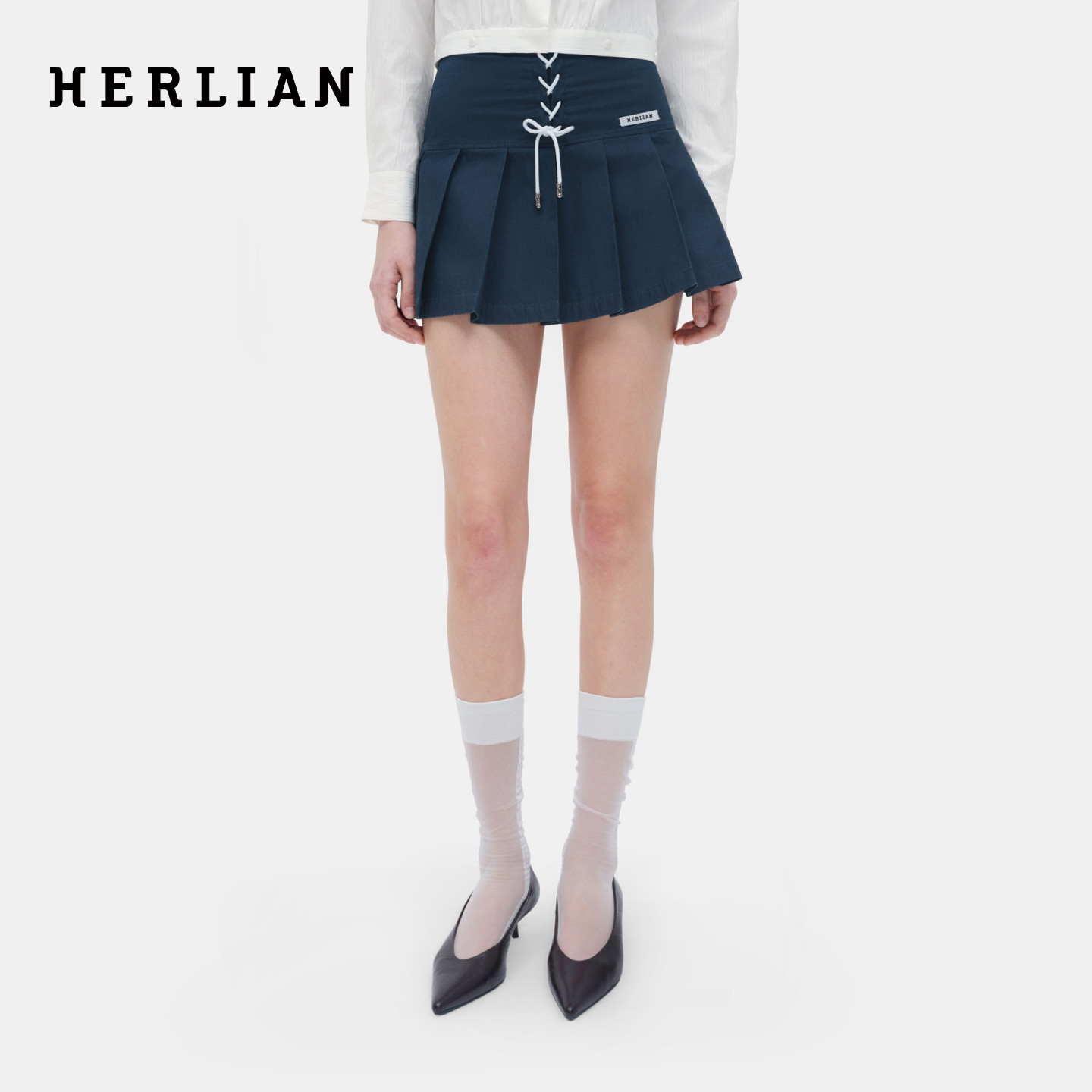 HERLIAN 2026年春季新品交叉绑带抽绳系带设计百褶裙女半身短裙