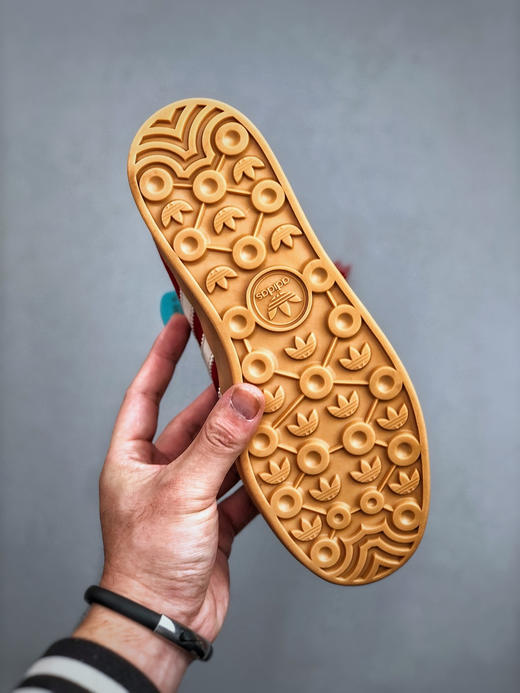 点此购买 阿迪originals GAZELLE CNY中国红新年款马年限定厚底松糕德训鞋 98 339201 商品图7