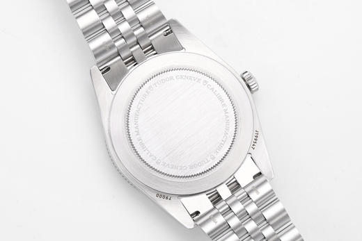 ZF出品—时光铸经典，腕间藏锋芒—帝舵碧湾54型M79000腕表【表壳】帝舵79000选用不锈钢打造表壳，经磨光与磨砂双工艺处理，有41和37毫米可选，直径复刻1950年代潜水表经典比例精品中的精品❕ 商品图6