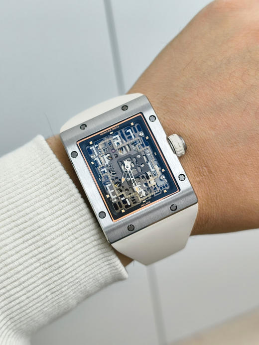 『高定版➕原版开模细节』理查德RM1-02 方形腕表
五级钛合金定制壳套 拉丝工艺完美
搭载最新开模一体机 真摆轮真擒纵轮
搭配天然橡胶表带 纯钛拉丝表扣刻字深
完美贴合手腕 佩戴舒适度极佳👍🏻❕ 商品图6