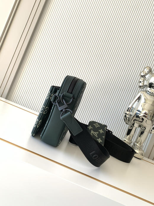 秋冬特惠💰1350 渠道级LV【全钢五金 MB163c01变码芯片】te级LV 全套包装 M27154深绿色条纹压花 本款 Trio Messenger 邮差包 商品图1