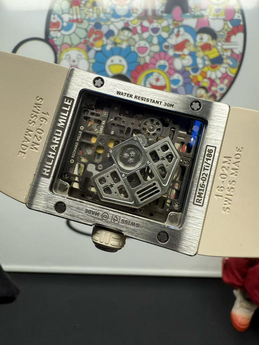 『高定版➕原版开模细节』理查德RM1-02 方形腕表
五级钛合金定制壳套 拉丝工艺完美
搭载最新开模一体机 真摆轮真擒纵轮
搭配天然橡胶表带 纯钛拉丝表扣刻字深
完美贴合手腕 佩戴舒适度极佳👍🏻❕ 商品图14