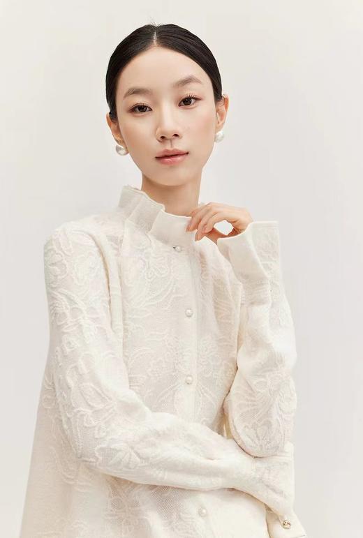 F010779法式气质木耳边半高领立体提花喇叭袖羊毛针织衬衫 商品图3