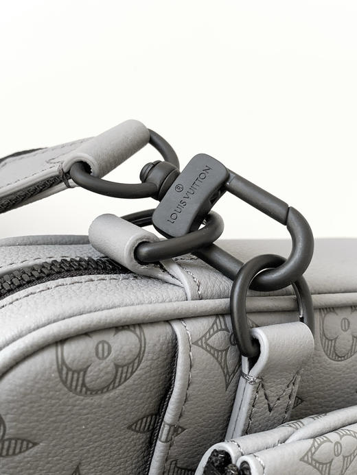 秋冬特惠💰1350 渠道级LV【全钢五金 MB163c01变码芯片】te级LV 全套包装 M27185灰色压花 本款 Trio Messenger 邮差包 商品图5