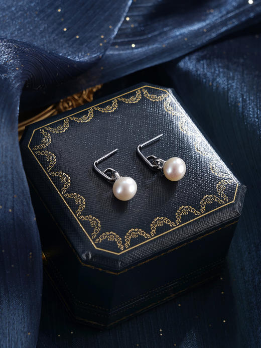 子佩集【微光凝露】银S925珍珠惜王妃耳钉【SPE0370001】8-9mm珠吊球2601 商品图3