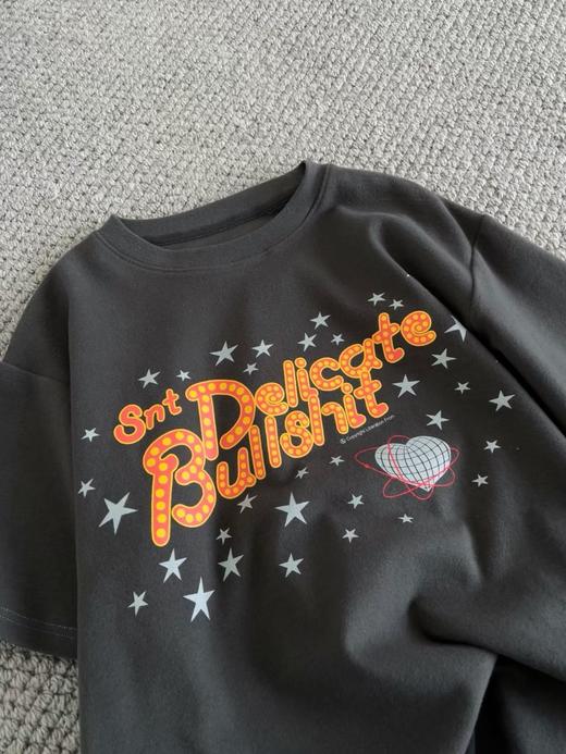 老米优品🎈3-5天。潮牌同款！《霓虹星芒字母印花 加厚磨毛短袖tee》可叠搭，宽松慵懒，复古范~ T260107A 商品图1