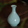 汝瓷天青釉小玉壶春花瓶 器型承袭宋式经典，颈项纤秀， 腹部丰盈，线条流畅如凝脂  釉色温润似雨后初晴 商品缩略图3