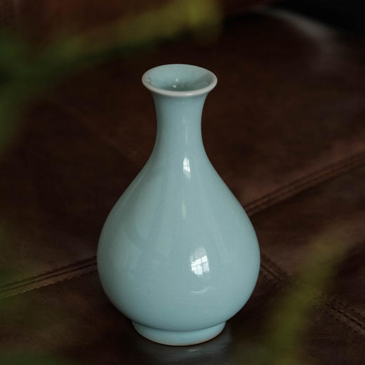 汝瓷天青釉小玉壶春花瓶 器型承袭宋式经典，颈项纤秀， 腹部丰盈，线条流畅如凝脂  釉色温润似雨后初晴 商品图3