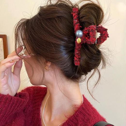 【YW】无忧购【鸿运当“红”】暖冬新年红色毛绒珍珠抓夹女大号鲨鱼夹发抓高级感发夹头饰（39/3件）6241-29（截单后3-5天发货） 商品图3