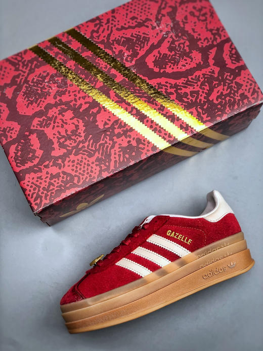 点此购买 阿迪originals GAZELLE CNY中国红新年款马年限定厚底松糕德训鞋 98 339201 商品图2