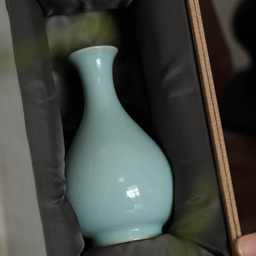 汝瓷天青釉小玉壶春花瓶 器型承袭宋式经典，颈项纤秀， 腹部丰盈，线条流畅如凝脂  釉色温润似雨后初晴 商品图0