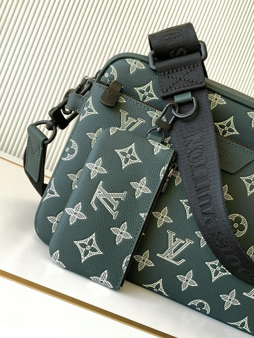 秋冬特惠💰1350 渠道级LV【全钢五金 MB163c01变码芯片】te级LV 全套包装 M27154深绿色条纹压花 本款 Trio Messenger 邮差包 商品图5