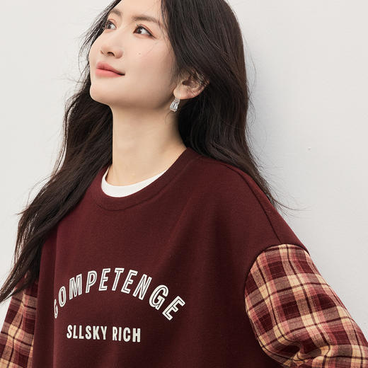 【1/21新品】熙世界美式复古加绒卫衣女宽松慵懒秋冬格纹长袖拼接字母印花上衣 商品图4