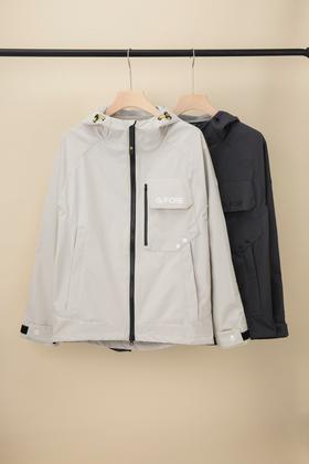 新款秋款男士防水防风外套来啦！高品质渠道货❗️全效防水功能面料,防水面料也不是雨衣哈, 一直淋肯定也要湿, 所以千万不要钻牛角尖哦！采取插肩袖设计，不限制肩宽，可包容不同的身材更好穿，袖口处可调节！