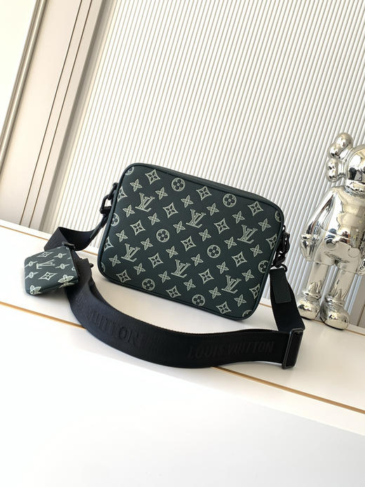 秋冬特惠💰1350 渠道级LV【全钢五金 MB163c01变码芯片】te级LV 全套包装 M27154深绿色条纹压花 本款 Trio Messenger 邮差包 商品图2