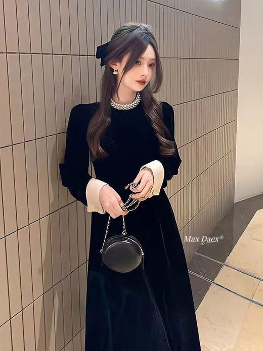 Max Daex®🇭🇰赫本风丝绒收腰连衣裙年会C位必出片 美到发晕新年战袍 经典贵气小黑裙重工镶钻款【法式优雅赫本风丝绒收腰连衣裙】 商品图3
