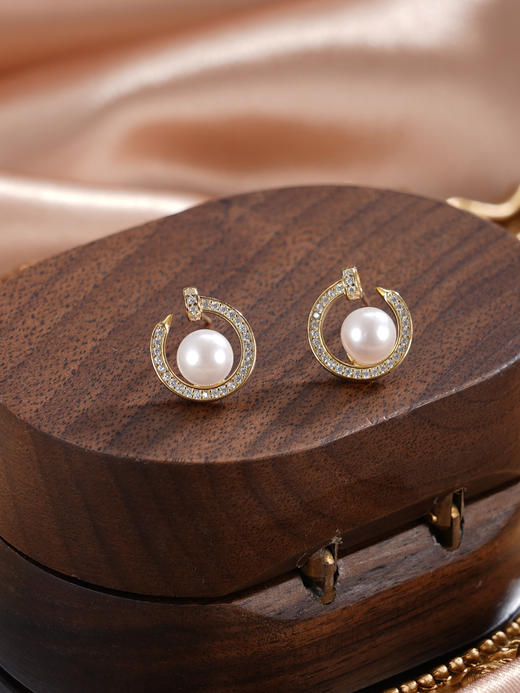 子佩集【珠潭映月】银S925珍珠惜王妃耳钉【XXED012】6mm珠镀金日月潭半环2601 商品图3