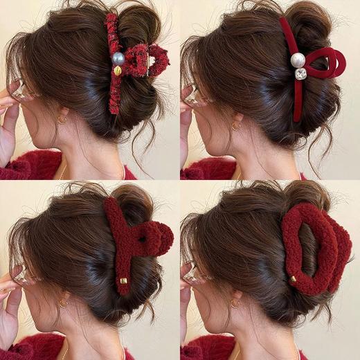 【YW】无忧购【鸿运当“红”】暖冬新年红色毛绒珍珠抓夹女大号鲨鱼夹发抓高级感发夹头饰（39/3件）6241-29（截单后3-5天发货） 商品图0