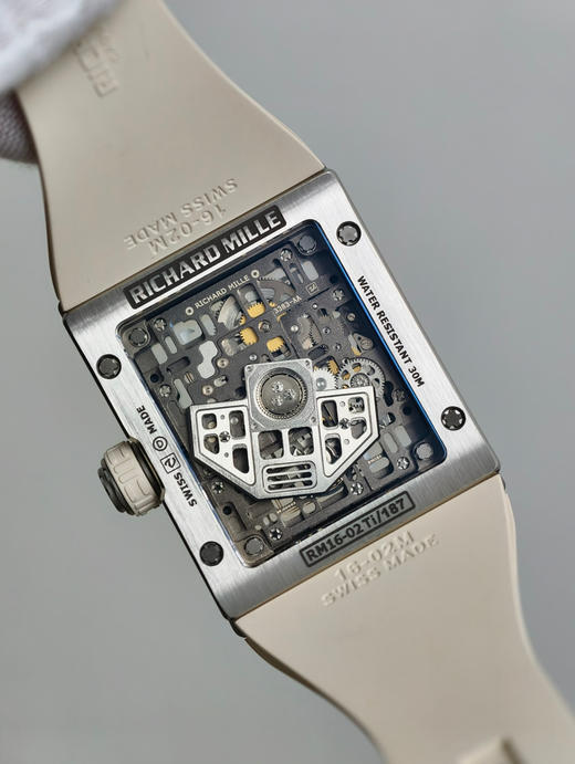 『高定版➕原版开模细节』理查德RM1-02 方形腕表
五级钛合金定制壳套 拉丝工艺完美
搭载最新开模一体机 真摆轮真擒纵轮
搭配天然橡胶表带 纯钛拉丝表扣刻字深
完美贴合手腕 佩戴舒适度极佳👍🏻❕ 商品图4