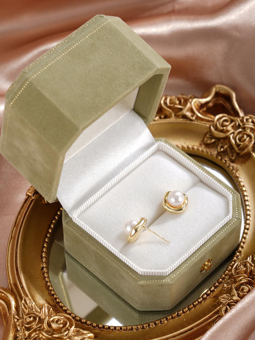 子佩集【晨曦神眷】银S925珍珠惜王妃耳钉【XXED010】6.8mm珠镀金方圆方块2601 商品图6