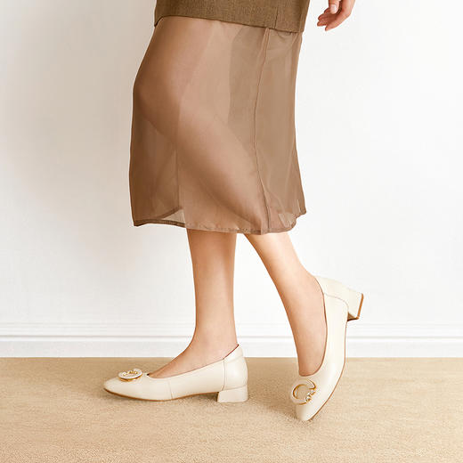 千百度轻奢羊皮C扣粗中跟鞋女2026春季新款通勤裸色晚晚浅口单鞋A26180367 商品图4