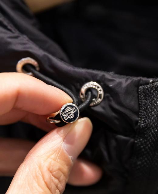 F010764轻薄系列小标刺绣红蓝织带连帽羽绒服 商品图11