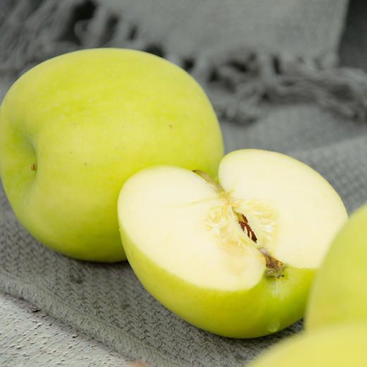 【瑞雪苹果】产自陕西白水县，我国自主培育、自主知识产权的苹果新品种，独特香味，水润脆嫩 商品图5