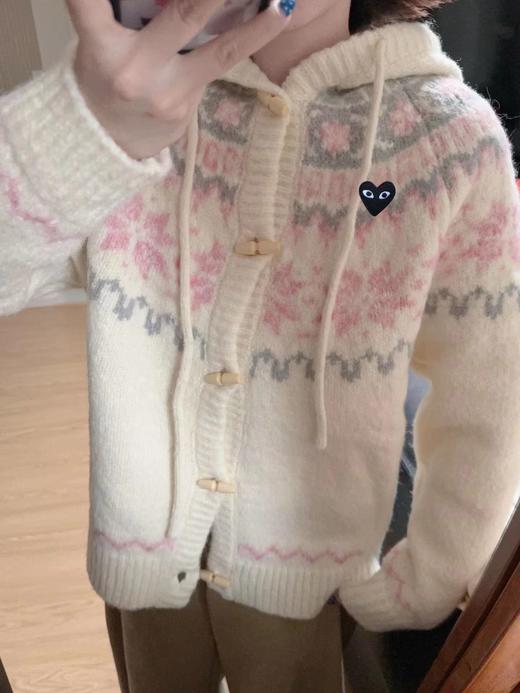 F010757甜美清新软糯木质牛角扣连帽针织开衫 商品图5