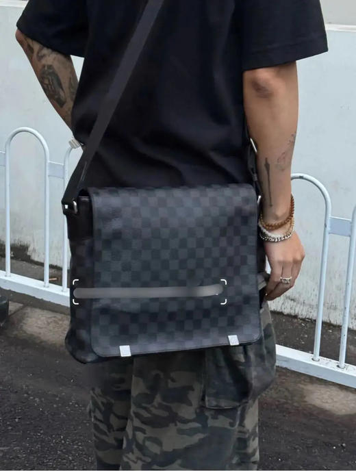 LV District 黑棋盘格 小号 邮差包 商品图3