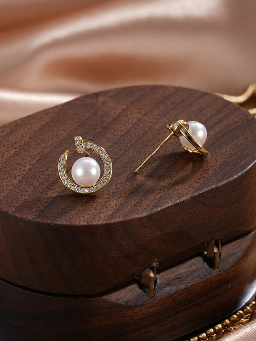 子佩集【珠潭映月】银S925珍珠惜王妃耳钉【XXED012】6mm珠镀金日月潭半环2601 商品图5