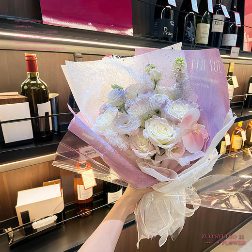 奢华款【眷恋如诗】白玫瑰9支/紫罗兰3支/洋桔梗6-8朵/蝴蝶兰1支/蓬莱松2支/驼鸟毛1支/梦幻浪漫感/氛围感鲜花/仪式感鲜花 商品图1