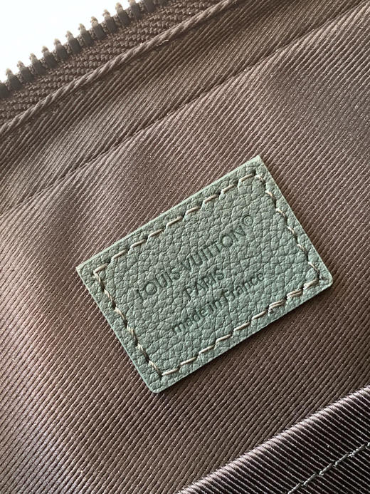 秋冬特惠💰1350 渠道级LV【全钢五金 MB163c01变码芯片】te级LV 全套包装 M27154深绿色条纹压花 本款 Trio Messenger 邮差包 商品图8