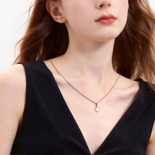 【双面可戴】三彩2026新款酒红四叶窗花吊坠镀金项链幸运氛围通勤 商品图1