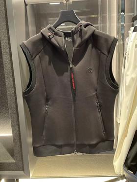 新款男士拉链带帽背心来了！它家代工厂高品质出❗️炒鸡重工，客供定制yb棉涤空气感弹力面料，材质轻盈保暖，一件小小背心印花两处，立体压花两处，各种刻字五金拉链，拿到实物欢迎各种对比，尖货懂🉐️都懂！