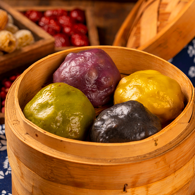 【非遗粘豆包】严选东北玉米、芸豆、紫米等多种粗粮为原料，三代传承技艺，手工制作，坚持传统