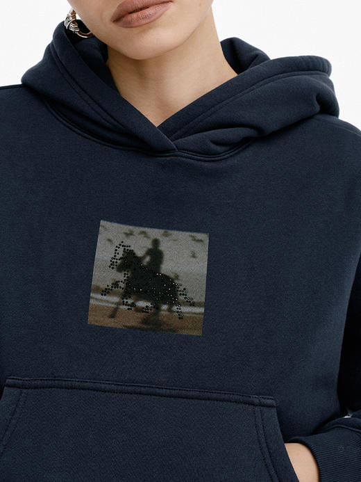 TR她热 旷野之息 藏蓝色抓绒印花烫钻小马保暖百搭宽松连帽卫衣 商品图4