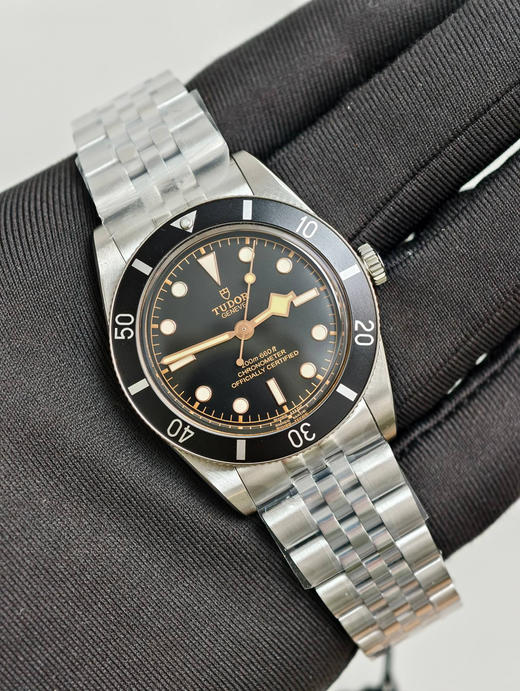 ZF出品—时光铸经典，腕间藏锋芒—帝舵碧湾54型M79000腕表【表壳】帝舵79000选用不锈钢打造表壳，经磨光与磨砂双工艺处理，有41和37毫米可选，直径复刻1950年代潜水表经典比例精品中的精品❕ 商品图0