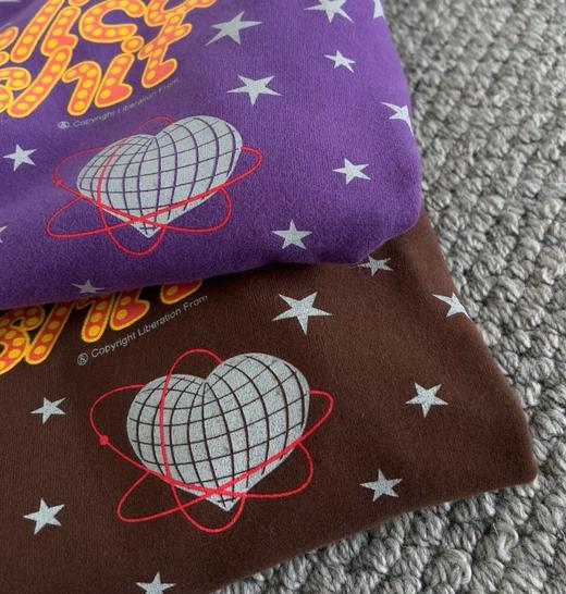 老米优品🎈3-5天。潮牌同款！《霓虹星芒字母印花 加厚磨毛短袖tee》可叠搭，宽松慵懒，复古范~ T260107A 商品图0