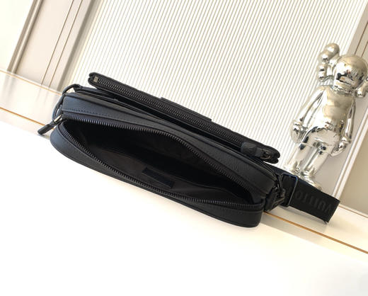 秋冬特惠💰1350 渠道级LV【全钢五金 MB163c01变码芯片】te级LV 全套包装 M26713黑色压花 本款 Trio Messenger 邮差包 商品图7