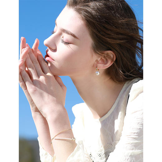 三彩2026新款简洁珍珠耳环金色耳圈简约圆形轻奢耳饰法式复古女 商品图2