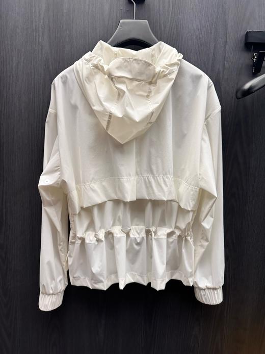 新款女士秋季🍂三色防风带帽外套来啦！关键词: 舒服，百搭，防风防泼水，有功能性！外层略薄尼龙功能面料内里配网布，舒适亲肤也兼具保暖效果，春秋穿着最为适宜！ 商品图2