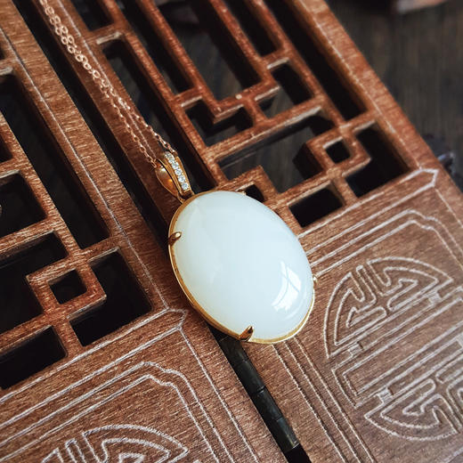【天然正品】周大福AU750黄金镶钻镶天然青海料细腻一级白油润度佳蛋面和田玉吊坠项链30.2*17.6*10.7MM(皆取最大值)链长：45CM（长度可调节）241225NJS01 商品图3