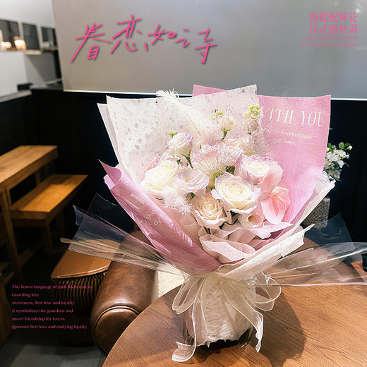 奢华款【眷恋如诗】白玫瑰9支/紫罗兰3支/洋桔梗6-8朵/蝴蝶兰1支/蓬莱松2支/驼鸟毛1支/梦幻浪漫感/氛围感鲜花/仪式感鲜花 商品图0