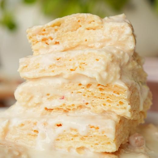 【斌哥优选】六层鲜奶皮子酸奶、奶香浓郁，滑腻与醇厚交织。580g3层，1000g6层。奶皮真厚，吃着相当过瘾。三天内生产日期，顺丰新鲜直达。 商品图1