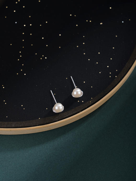 子佩集【元宝映月】银S925珍珠惜王妃耳钉【SPE0240002】5.5mm珠发财元宝2601 商品图4