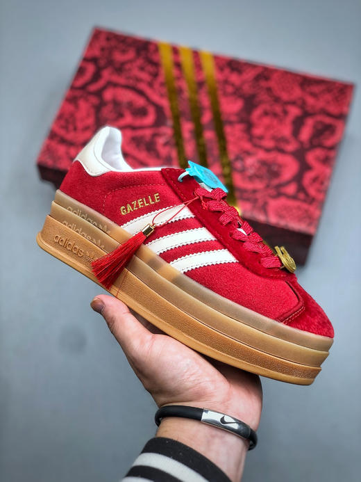 点此购买 阿迪originals GAZELLE CNY中国红新年款马年限定厚底松糕德训鞋 98 339201 商品图0